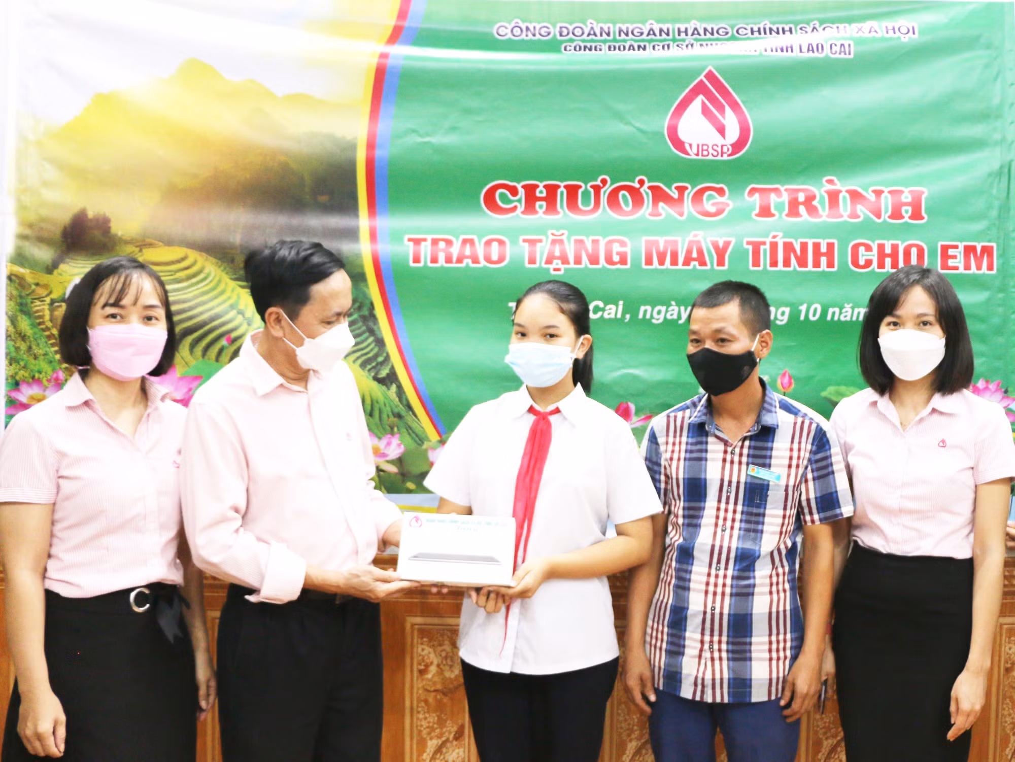 Lãnh đạo Ngân hàng Chính sách xã hội Chi nhánh tỉnh Lào Cai trao tặng máy tính bảng cho em Nguyễn Tú Anh, học sinh Trường THCS Ngô Văn Sở (thành phố Lào Cai). Trao tặng máy tính bảng cho em Hoàng Thị Kiều Ly, học sinh Trường THCS Cam Đường (thành phố Lào Cai). Lãnh đạo Ngân hàng Chính sách xã hội Chi nhánh tỉnh Lào Cai trao tặng máy tính bảng cho em Nguyễn Tú Anh, học sinh Trường THCS Ngô Văn Sở (thành phố Lào Cai). Trao tặng máy tính bảng cho em Hoàng Thị Kiều Ly, học sinh Trường THCS Cam Đường (thành phố Lào Cai).