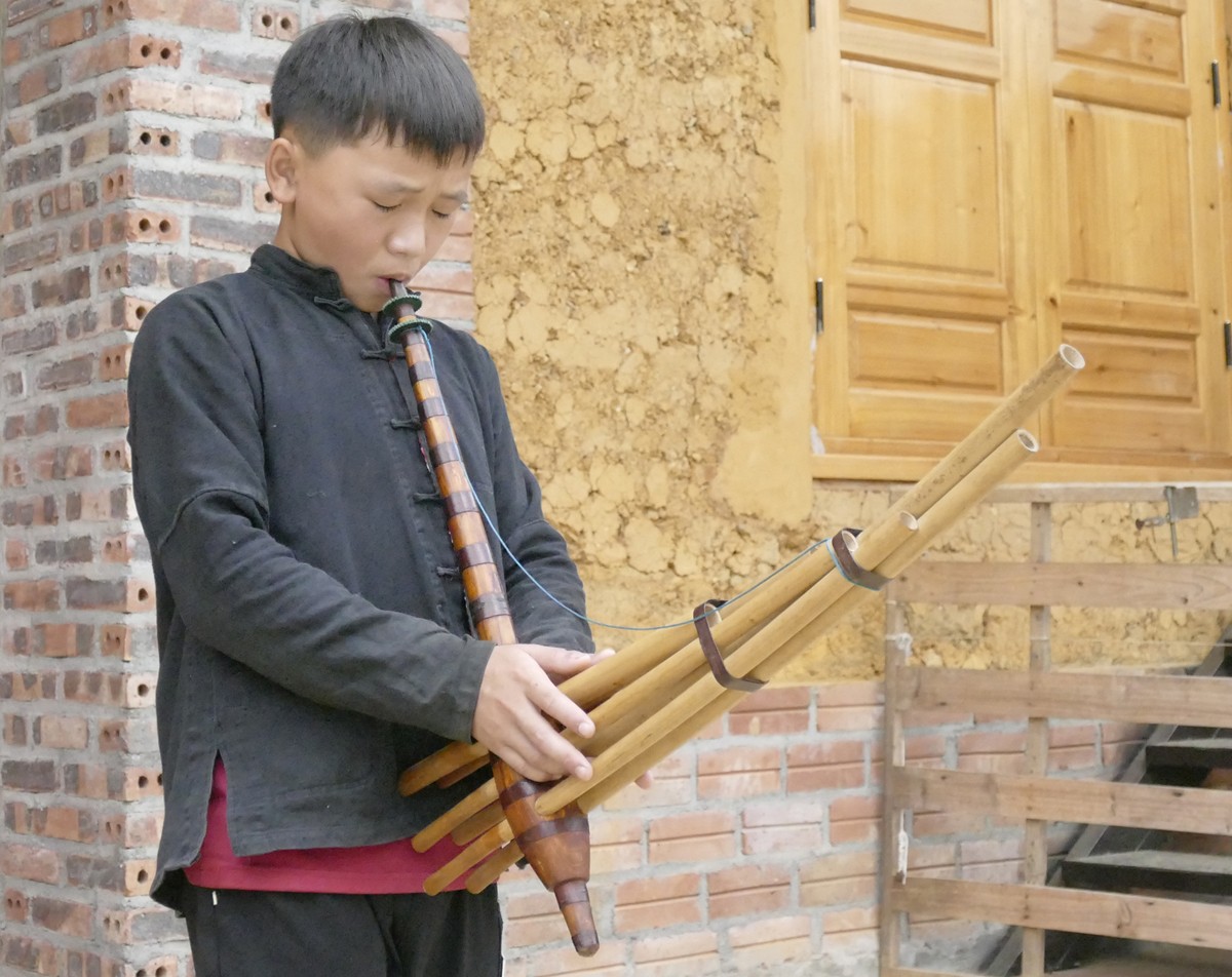 Sau khi được truyền dạy, em Chấu Khái Hoàng thường xuyên tự rèn luyện kỹ năng.