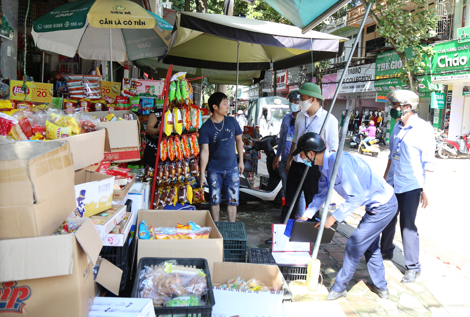 Phường Kim Tân ra quân lập lại trật tự đô thị ảnh 2 Phường Kim Tân ra quân lập lại trật tự đô thị ảnh 2