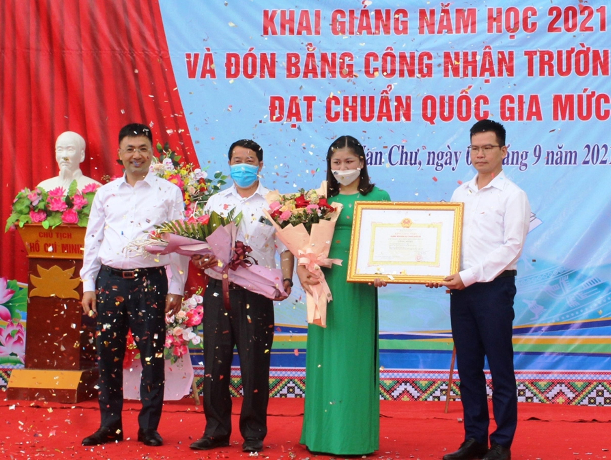 Lãnh đạo huyện Bắc Hà trao Bằng công nhận Trường Mầm non xã Tả Van Chư đạt chuẩn quốc gia mức độ I.