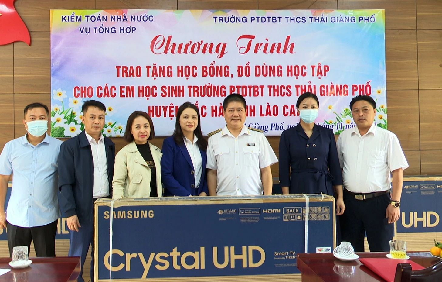 Tặng 5 tivi cho Trường Phổ thông Dân tộc bán trú THCS xã Thải Giàng Phố.