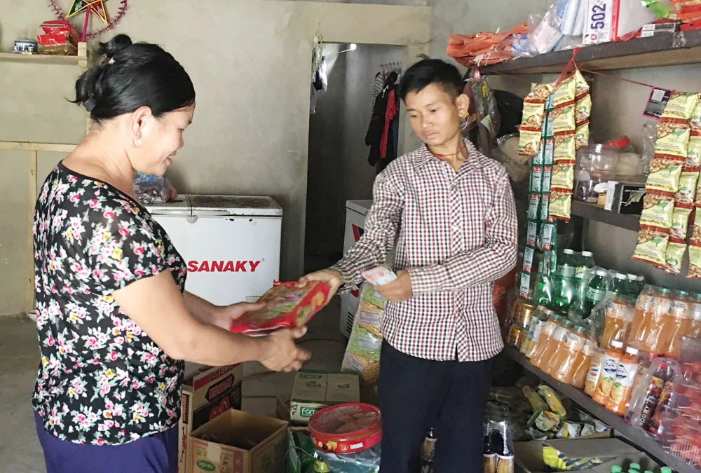 Gia đình anh Lù Văn Xướng có thu nhập ổn định từ kinh doanh cửa hàng tạp hóa. (Ảnh chụp trước ngày 27/4/2021)