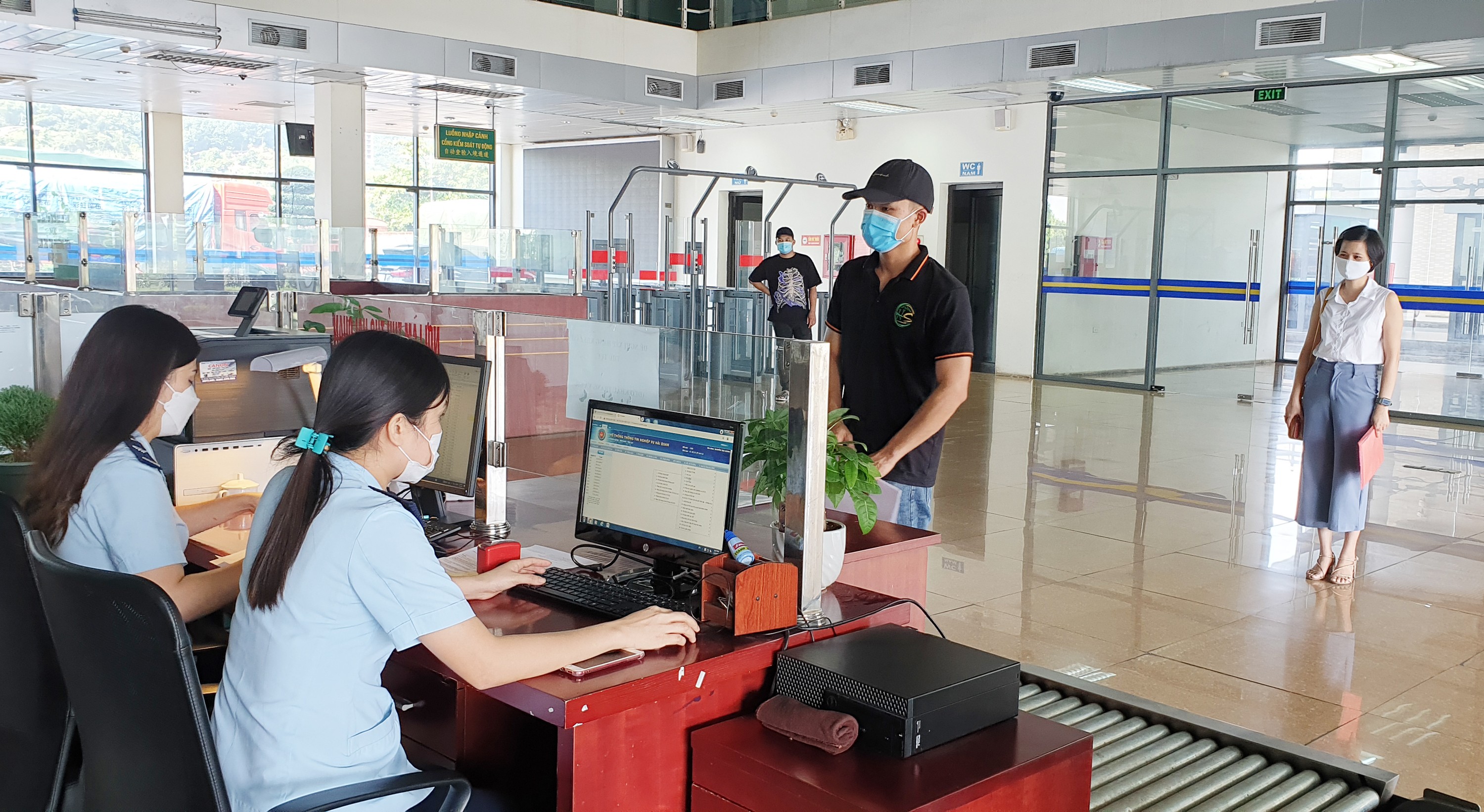 Mặc dù dịch bệnh diễn biến phức tạp nhưng lực lượng hải quan vẫn phục vụ doanh nghiệp làm thủ tục xuất - nhập khẩu hàng hóa. Mặc dù dịch bệnh diễn biến phức tạp nhưng lực lượng hải quan vẫn phục vụ doanh nghiệp làm thủ tục xuất - nhập khẩu hàng hóa.