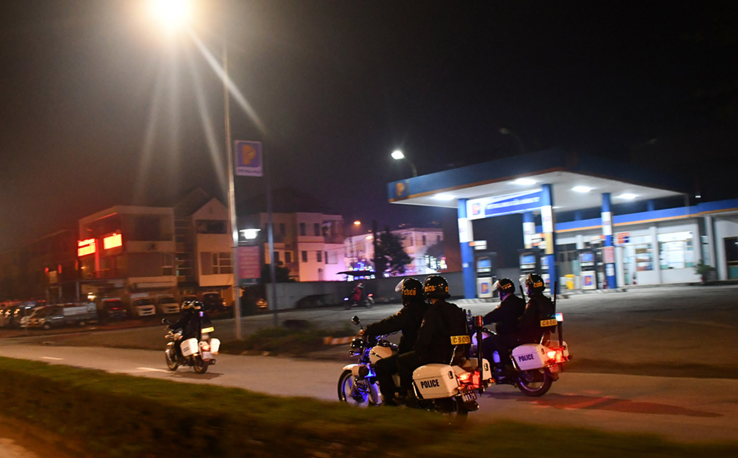 Các chiến sĩ Tiểu đoàn Cảnh sát Cơ động (Phòng Cảnh sát Cơ động) trên cung đường tuần tra kiểm soát ban đêm.