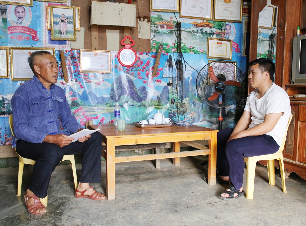 Ông Tráng Seo Pao (trái ảnh) tuyên truyền về phát triển kinh tế cho người dân trong thôn. Ông Tráng Seo Pao (trái ảnh) tuyên truyền về phát triển kinh tế cho người dân trong thôn.