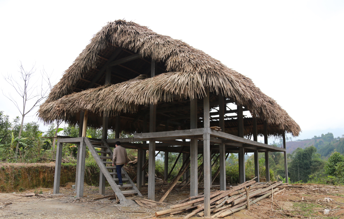 Nhà văn hóa Bản Hón đang được xây dựng.