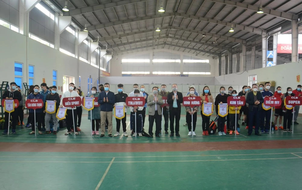 Ban tổ chức trao Cờ lưu niệm cho các đoàn vận động viên.