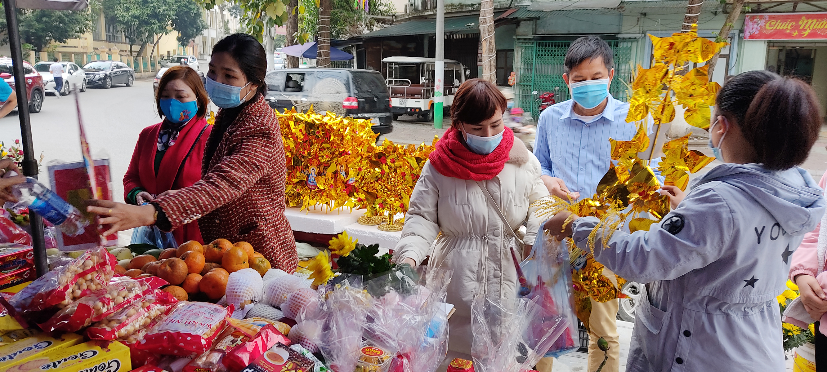 Người dân đến Đền Thượng cầu bình an cho gia đình. Chọn mua lễ vào đền, chùa. Đi hành lễ dịp đầu năm là nét văn hóa truyền thống tốt đẹp của người Việt từ xưa tới nay. Mùng 1 Tết Tân Sửu 2021, các đền, chùa ở thành phố Lào Cai và huyện Bảo Yên có nhiều người dân đổ về hành lễ cầu an. Tại các đền, chùa đều có biển yêu cầu người dân tuân thủ các biện pháp phòng, chống dịch. Việc hành lễ của người dân trong không khí bình yên và tuân thủ các quy định về phòng, chống dịch. Xin chữ đầu năm là nét văn hoá của người Việt Nam.