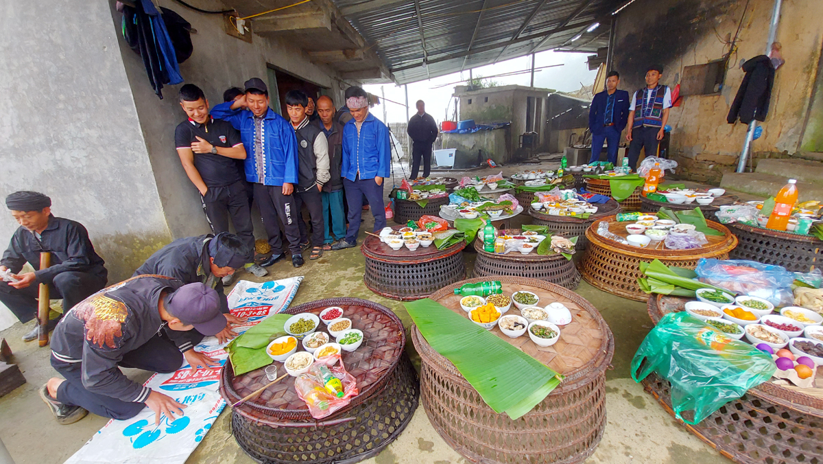 Ngày Tết tháng 2, mỗi gia đình sẽ mang mâm lễ vật kèm hoa tươi đến nhà trưởng bản để chuẩn bị tổ chức lễ cúng. Mỗi mâm lễ gồm có nhiều món ăn do bà con tự sản xuất: Thịt lợn, thịt gà, lạc, bí ngô, khoai sọ, bánh giày nhồi lòng lợn, hoa quả, bánh kẹo… Đặc biệt, có những quả trứng được nhuộm màu xanh, đỏ để làm quà. Tết tháng 2 của thôn Lao Chải, xã Trịnh Tường có hơn 20 hộ tham gia, khi lễ vật đã đầy đủ, hai thầy cúng làm lễ cúng chung. Thầy cúng lấy ở mỗi mâm một chút lễ vật bỏ vào mâm cỗ chung của thôn dâng lên các vị thần linh: Thần rừng, thần thổ địa… Rót rượu dâng thần linh là một nghi thức quan trọng trong lễ cúng Dư Dò Dò. Hai thầy cúng làm lễ trước bàn thờ chung cầu cho dân làng khỏe mạnh, cuộc sống ấm no. Đại diện các gia đình bái lạy thần linh. Mọi người cùng nhau liên hoan, chúc nhau những lời chúc tốt đẹp nhất trong năm mới. Tết Dư Dò Dò là ngày hội vui cũng là một trong số ít nghi lễ mà phụ nữ và trẻ em Hà Nhì được tham gia, liên hoan. Các mâm cơm của phụ nữ được đặt ở trong nhà trưởng bản. Những quả trứng màu được các gia đình tặng nhau, tặng cho trẻ em thể hiện sự quan tâm và tình cảm gắn bó. Phụ nữ Hà Nhì chia bánh kẹo cho các vị khách đến chung vui trong ngày Tết tháng 2.