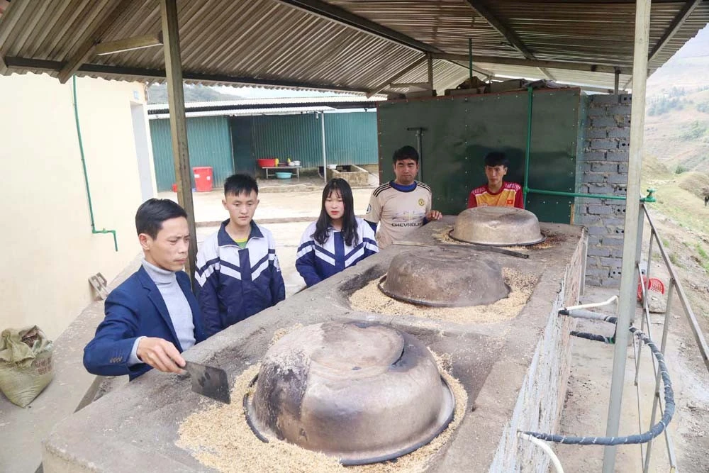 Thầy giáo Vũ Xuân Quế với mô hình bếp đun nước nóng công suất lớn cho học sinh bán trú.