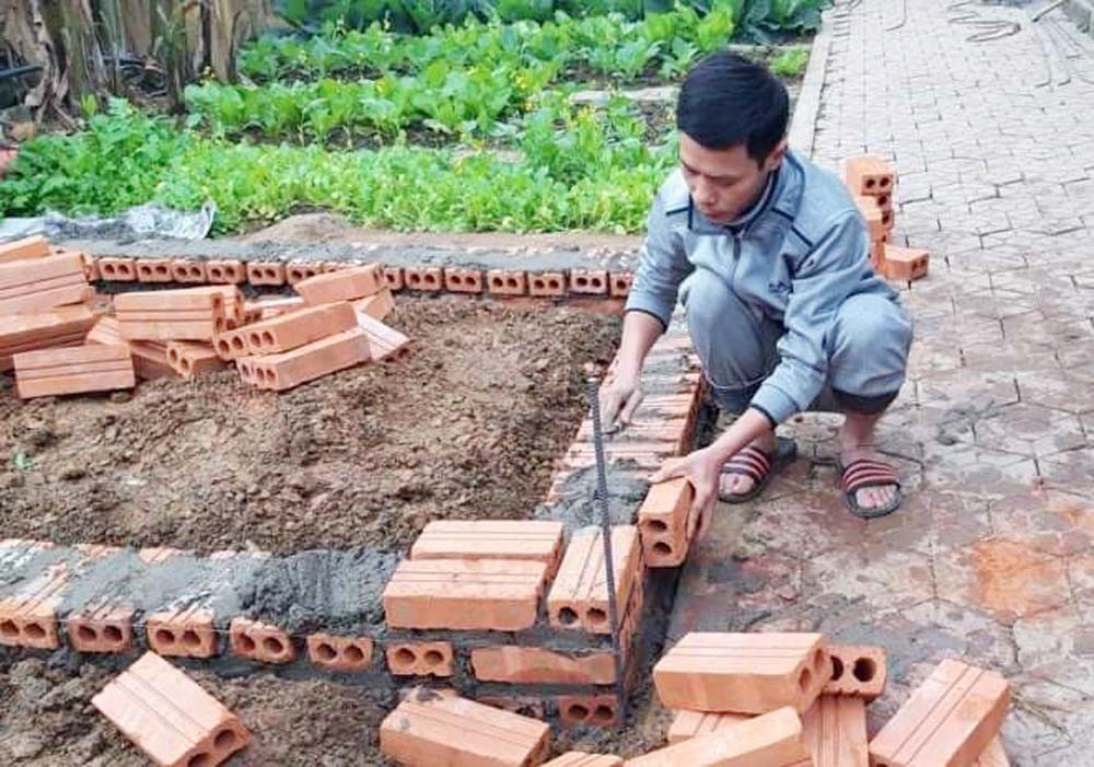 Thầy Quế trực tiếp xây bếp và chuyển giao công nghệ bếp đun nước nóng cho các trường học vùng cao.