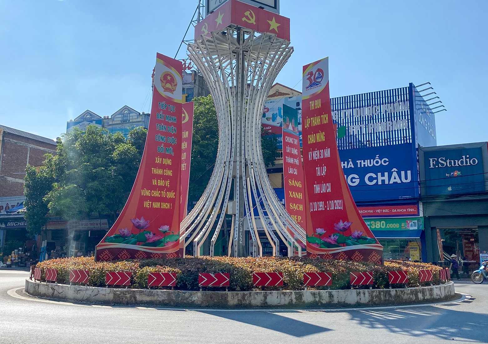 Thành phố Lào Cai rực rỡ cờ hoa, khẩu hiệu chào mừng 30 năm tái lập tỉnh Lào Cai ảnh 6