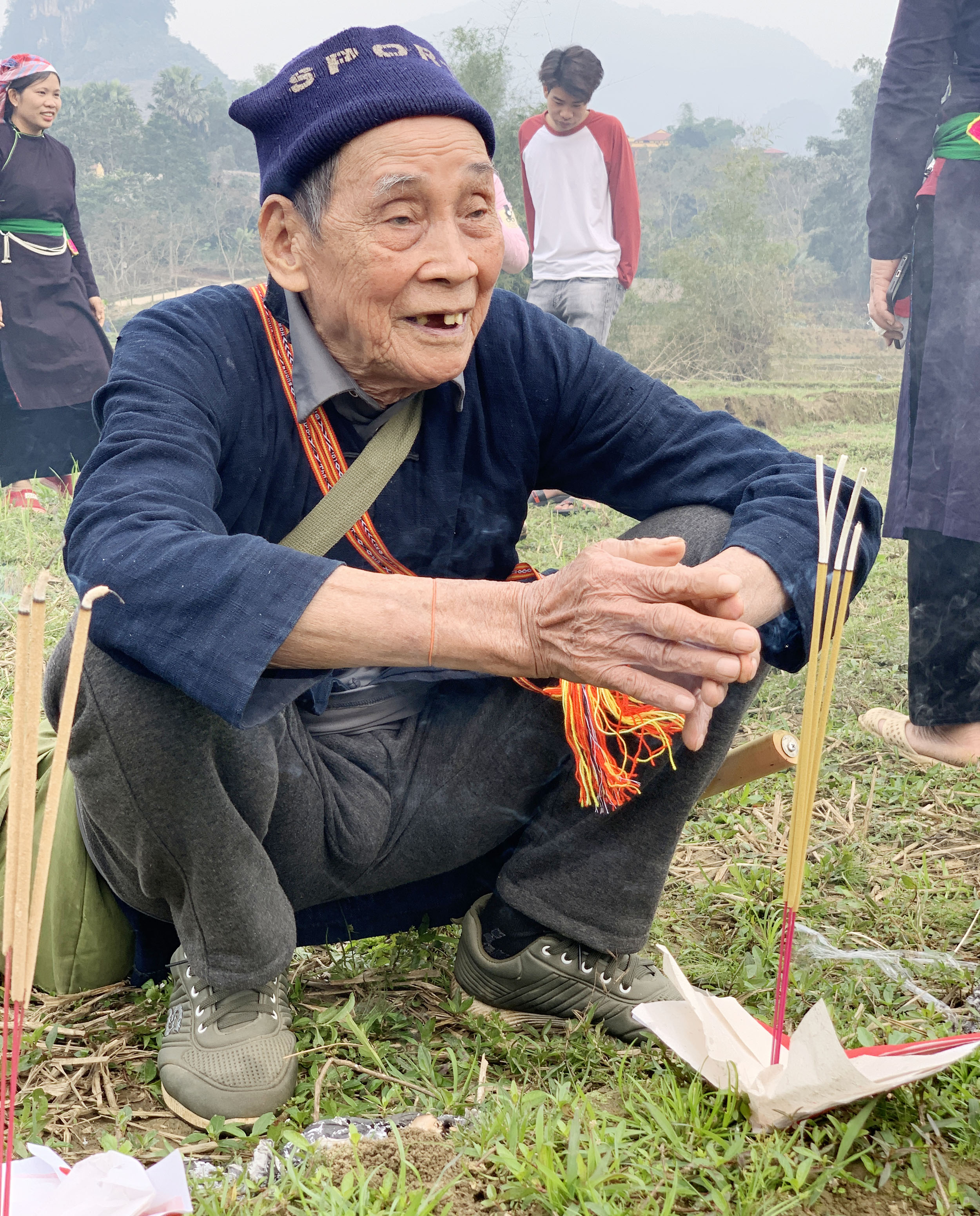 Mo Tham Thát là nghi lễ có ý nghĩa, giá trị về mặt địa lý, phong thủy và tín ngưỡng. Cánh đồng rộng trong thôn được thầy Mo chọn làm nơi chỉ hướng. Một tập giấy tiền, giấy vàng được đốt để thực hiện nghi lễ. Ba thầy mo thực hành vái ba vái thần linh, trời đất, rồi ông Mo Tham Thát đọc bài cúng, ý nghĩa như sau: Hôm nay có hương, hoa, năm mới đã đến, ông mo thay mặt dân làng đi chào ông Tham Thát… …Cầu mong ông phù hộ cho bản làng bình yên, người người mạnh khỏe, trồng lúa được mùa, có nhiều tiền bạc, đóng cổng làng cho yên (ngăn không cho cái xấu vào làng) cầu cho mọi thứ tốt đẹp vào làng. Ông Hoàng Văn Kể, thầy mo làng, người chủ trì nghi lễ Mo Tham Thát. Sau khi những nén hương được thắp, đã chọn được hướng kiêng, thầy mo sẽ chỉ cho người dân trong thôn, xã biết năm nay làm nhà, chuồng trại, đi buôn bán, hay đi rừng… phải kiêng hướng đã chọn. Năm Tân Sửu hướng kiêng là hướng Đông. Sau khi đã xác định chỉ hướng kiêng xong, thanh niên nam, nữ thi tài bắn nỏ, trước khi thi, ông mo thực hành nghi lễ bắn trước, sau đó thanh niên nam, nữ mới trổ tài. Nam, nữ thanh niên đội văn nghệ, thể thao mang theo nỏ và tên để thi nhau tranh tài bắn thủng tập giấy tiền vàng với ý nghĩa bắn nát được tập giấy năm đó toàn thể thôn, bản được bình yên, may mắn, phát triển. Mo Tham Thát là nghi lễ có ý nghĩa, giá trị về mặt địa lý, phong thủy và tín ngưỡng. Cánh đồng rộng trong thôn được thầy Mo chọn làm nơi chỉ hướng. Một tập giấy tiền, giấy vàng được đốt để thực hiện nghi lễ. Ba thầy mo thực hành vái ba vái thần linh, trời đất, rồi ông Mo Tham Thát đọc bài cúng, ý nghĩa như sau: Hôm nay có hương, hoa, năm mới đã đến, ông mo thay mặt dân làng đi chào ông Tham Thát… …Cầu mong ông phù hộ cho bản làng bình yên, người người mạnh khỏe, trồng lúa được mùa, có nhiều tiền bạc, đóng cổng làng cho yên (ngăn không cho cái xấu vào làng) cầu cho mọi thứ tốt đẹp vào làng. Ông Hoàng Văn Kể, thầy mo làng, người chủ trì nghi lễ Mo Tham Thát. Sau khi những nén hương được thắp, đã chọn được hướng kiêng, thầy mo sẽ chỉ cho người dân trong thôn, xã biết năm nay làm nhà, chuồng trại, đi buôn bán, hay đi rừng… phải kiêng hướng đã chọn. Năm Tân Sửu hướng kiêng là hướng Đông. Sau khi đã xác định chỉ hướng kiêng xong, thanh niên nam, nữ thi tài bắn nỏ, trước khi thi, ông mo thực hành nghi lễ bắn trước, sau đó thanh niên nam, nữ mới trổ tài. Nam, nữ thanh niên đội văn nghệ, thể thao mang theo nỏ và tên để thi nhau tranh tài bắn thủng tập giấy tiền vàng với ý nghĩa bắn nát được tập giấy năm đó toàn thể thôn, bản được bình yên, may mắn, phát triển.
