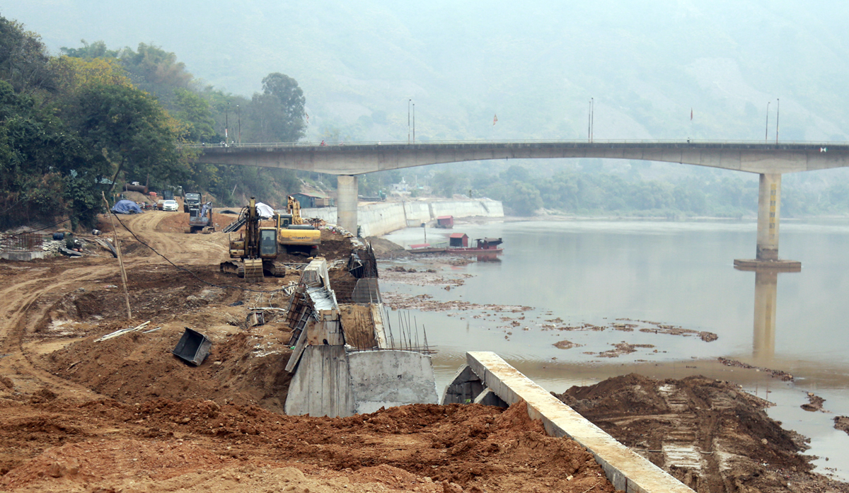 Toàn cảnh công trường thi công kè Bảo Hà. Toàn cảnh công trường thi công kè Bảo Hà.