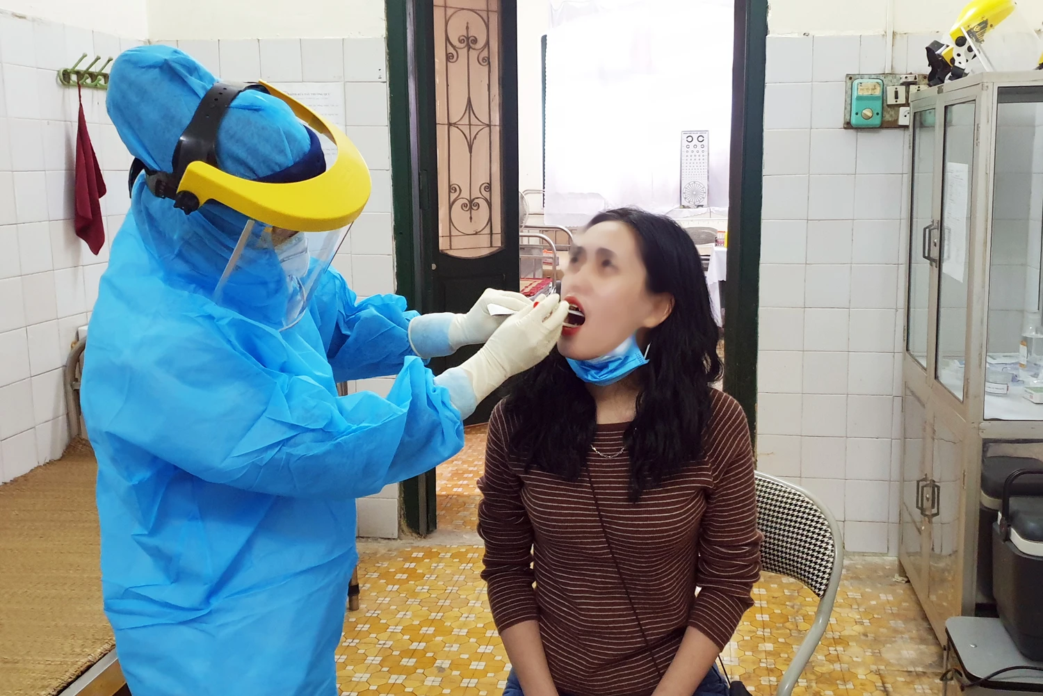 Bác sỹ Trung tâm Y tế thành phố thực hiện lấy mẫu xét nghiệm virus SARS-CoV-2 cho người dân đi từ vùng dịch về.