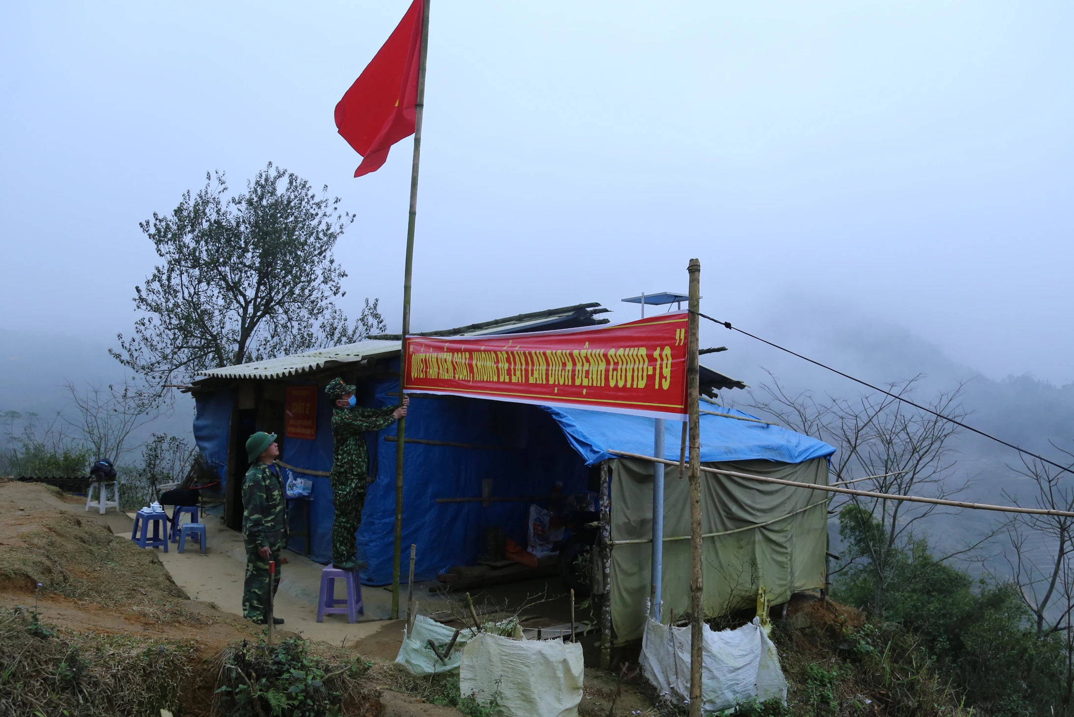 Chốt biên phòng số 2 Sim San cheo leo bên đường tuần tra biên giới. Chốt biên phòng số 2 Sim San cheo leo bên đường tuần tra biên giới.