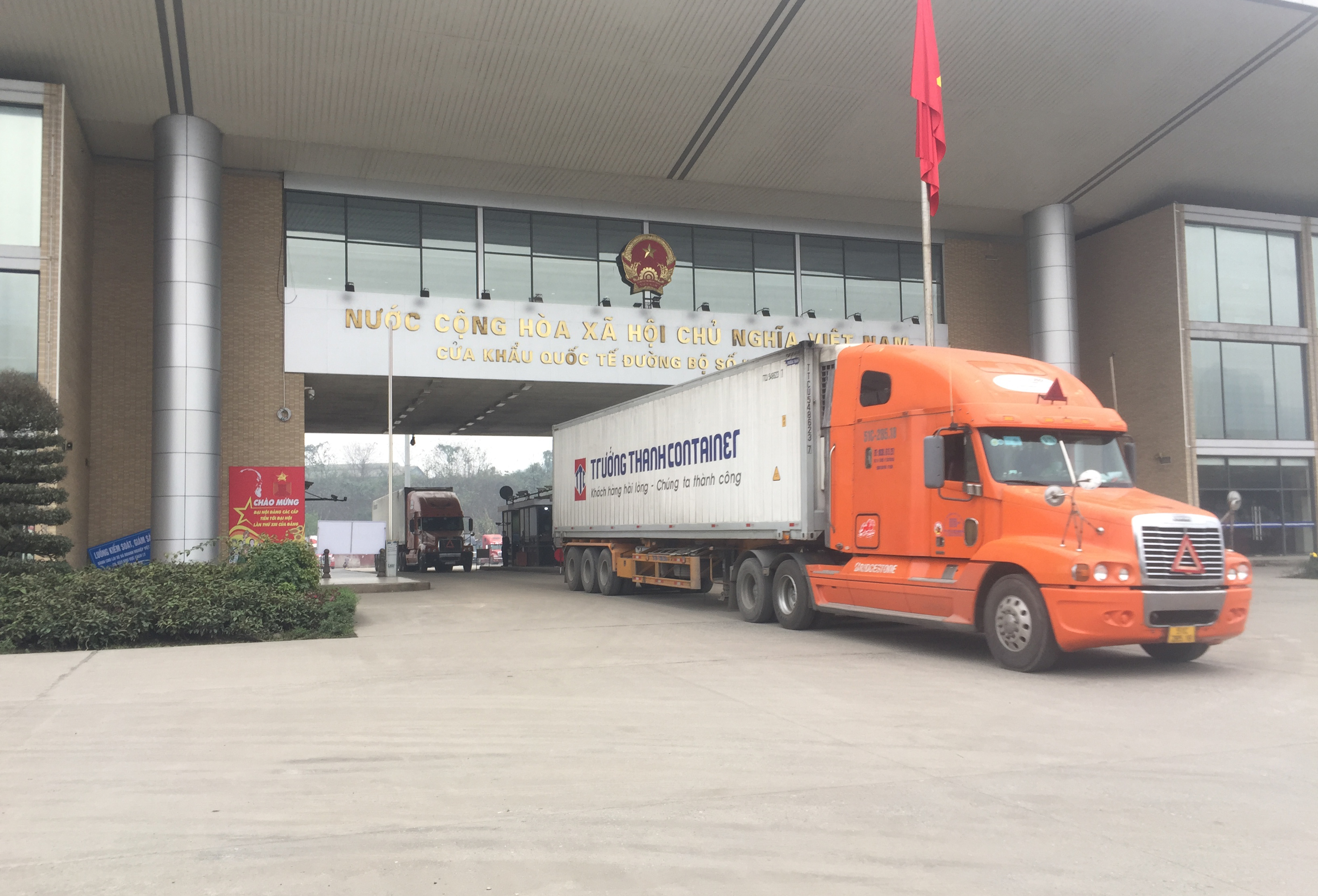 Các xe chở hàng xuất khẩu sang Trung Quốc.