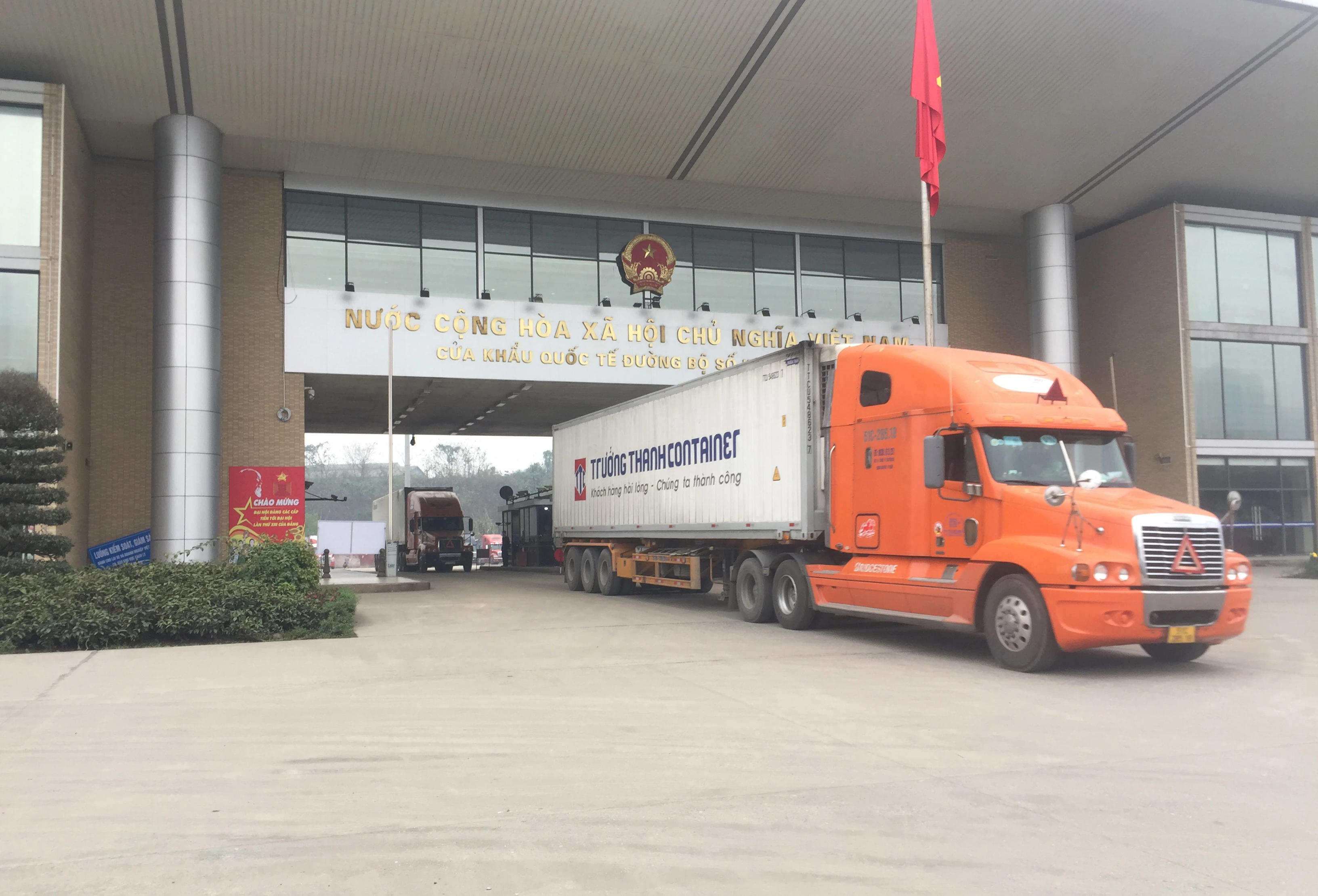 Các xe chở hàng xuất khẩu sang Trung Quốc.