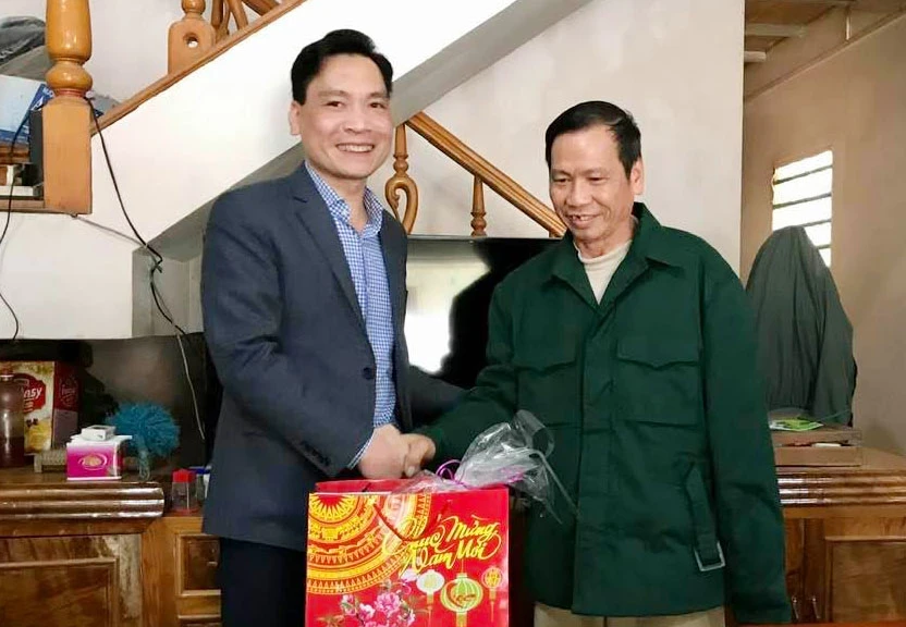 Lãnh đạo UBND huyện tặng quà gia đình thương binh trong huyện. Lãnh đạo UBND huyện tặng quà gia đình thương binh trong huyện.