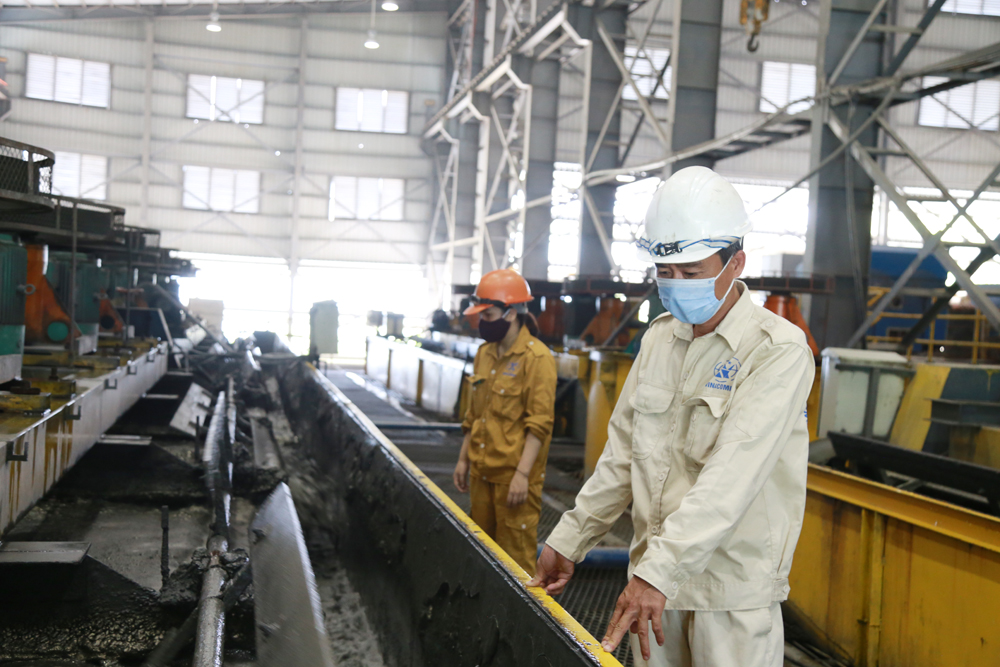 Vận hành dây chuyền sản xuất tại Nhà máy Luyện đồng Tả Phời.