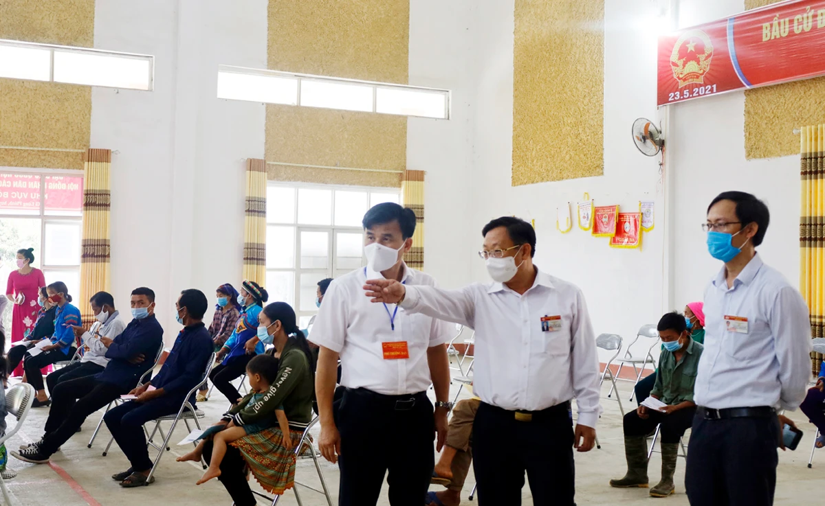 Kiểm tra công tác bầu cử tại khu vực bỏ phiếu số 1, xã Lùng Phình (Bắc Hà).