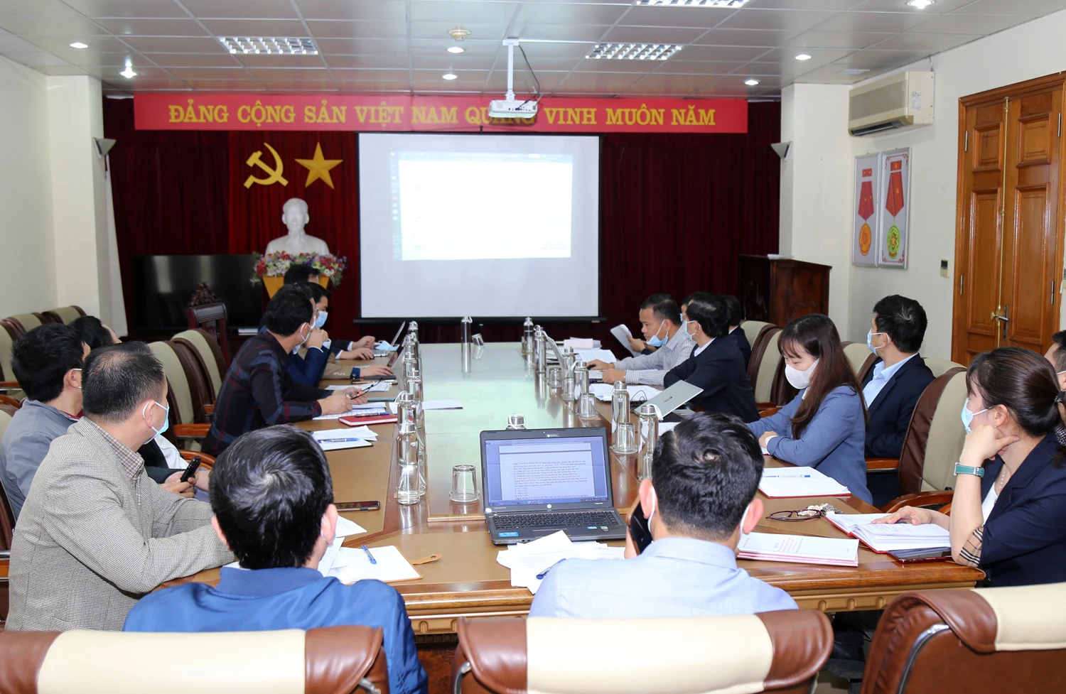 Quang cảnh cuộc họp.