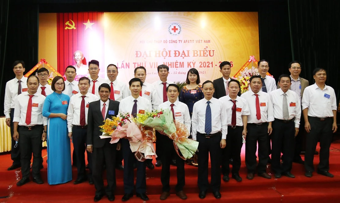 Tặng hoa chúc mừng Ban Chấp hành Hội Chữ thập đỏ Công ty Apatit Việt Nam khóa VII, nhiệm kỳ 2021 - 2026.