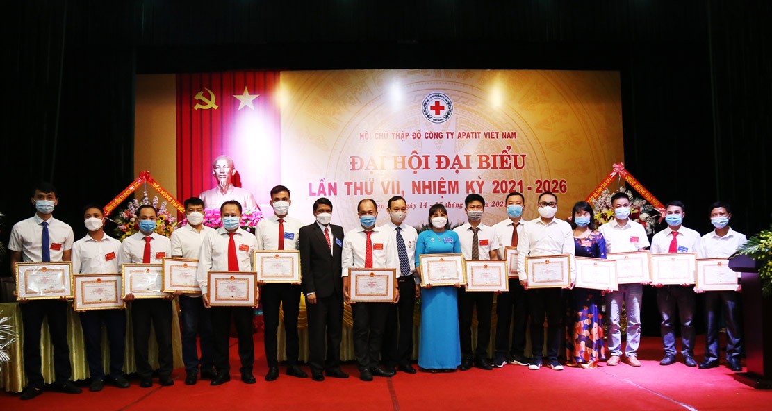 Trao Giấy khen của Hội Chữ thập đỏ Công ty Apatit Việt Nam cho các tập thể, cá nhân. Trao Giấy khen của Hội Chữ thập đỏ Công ty Apatit Việt Nam cho các tập thể, cá nhân.