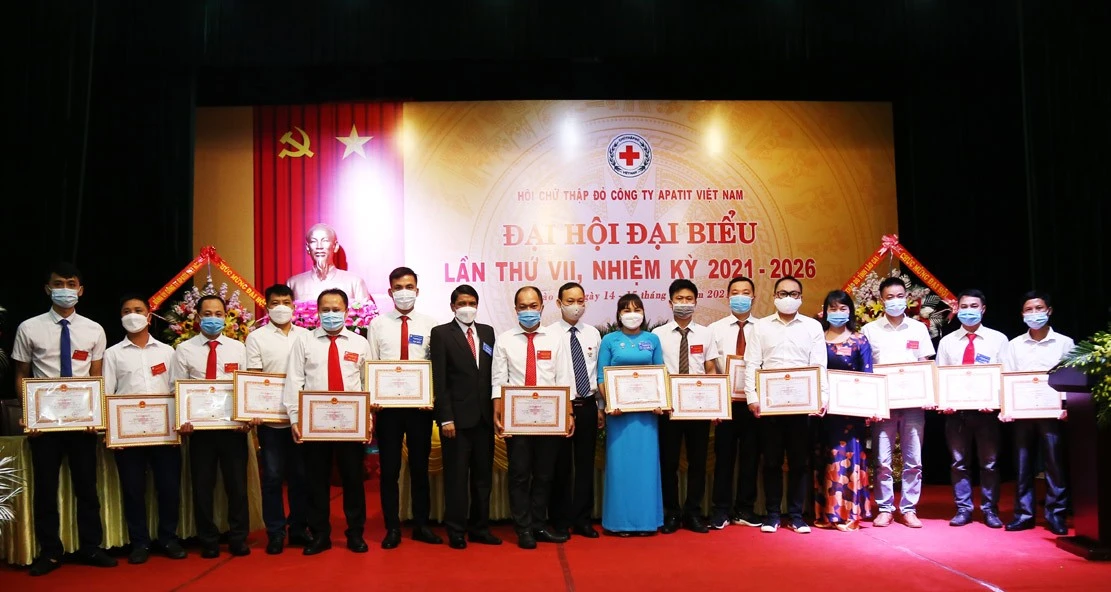 Trao Giấy khen của Hội Chữ thập đỏ Công ty Apatit Việt Nam cho các tập thể, cá nhân.