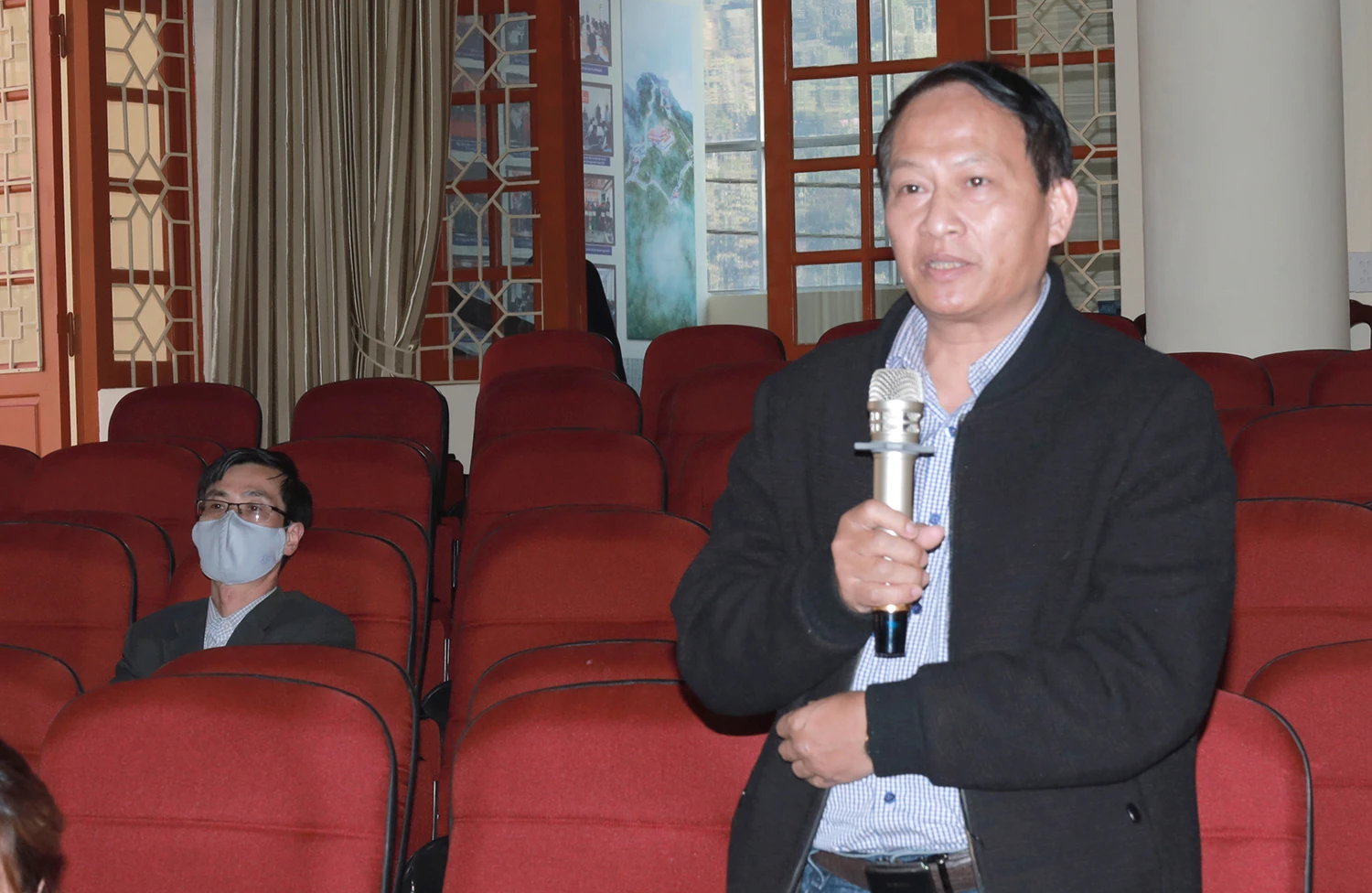 Đại diện Báo Nhân dân thường trú tại Lào Cai phát biểu ý kiến.