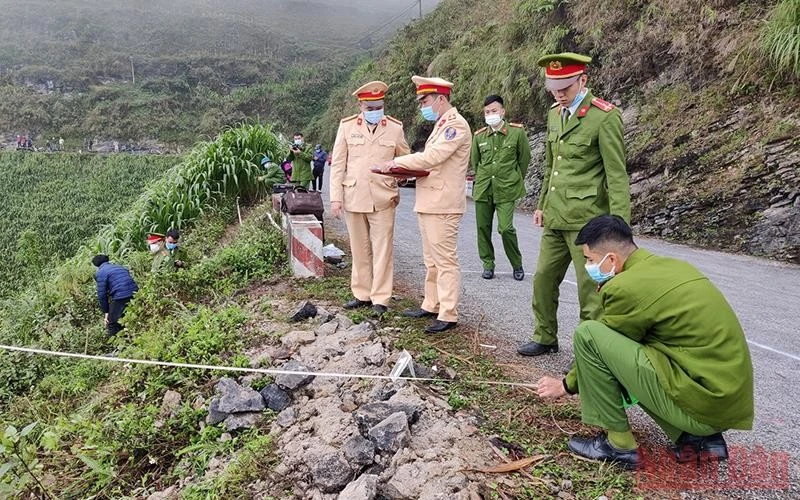 Lực lượng chức năng điều tra nguyên nhân vụ tai nạn.