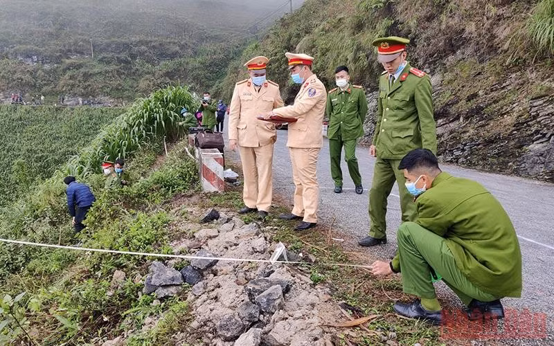 Lực lượng chức năng điều tra nguyên nhân vụ tai nạn. Lực lượng chức năng điều tra nguyên nhân vụ tai nạn.