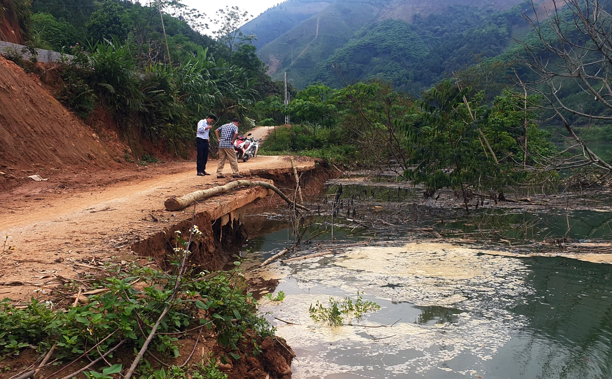 Trên toàn tuyến có hàng chục điểm sạt lở gây nguy hiểm cho người dân đi lại. Trên toàn tuyến có hàng chục điểm sạt lở gây nguy hiểm cho người dân đi lại.