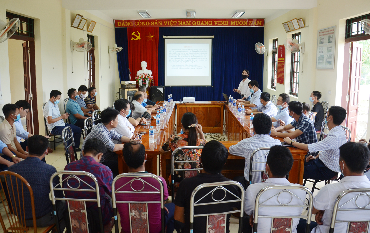 Đại biểu thảo luận sau khi tham quan các mô hình cây ăn quả.