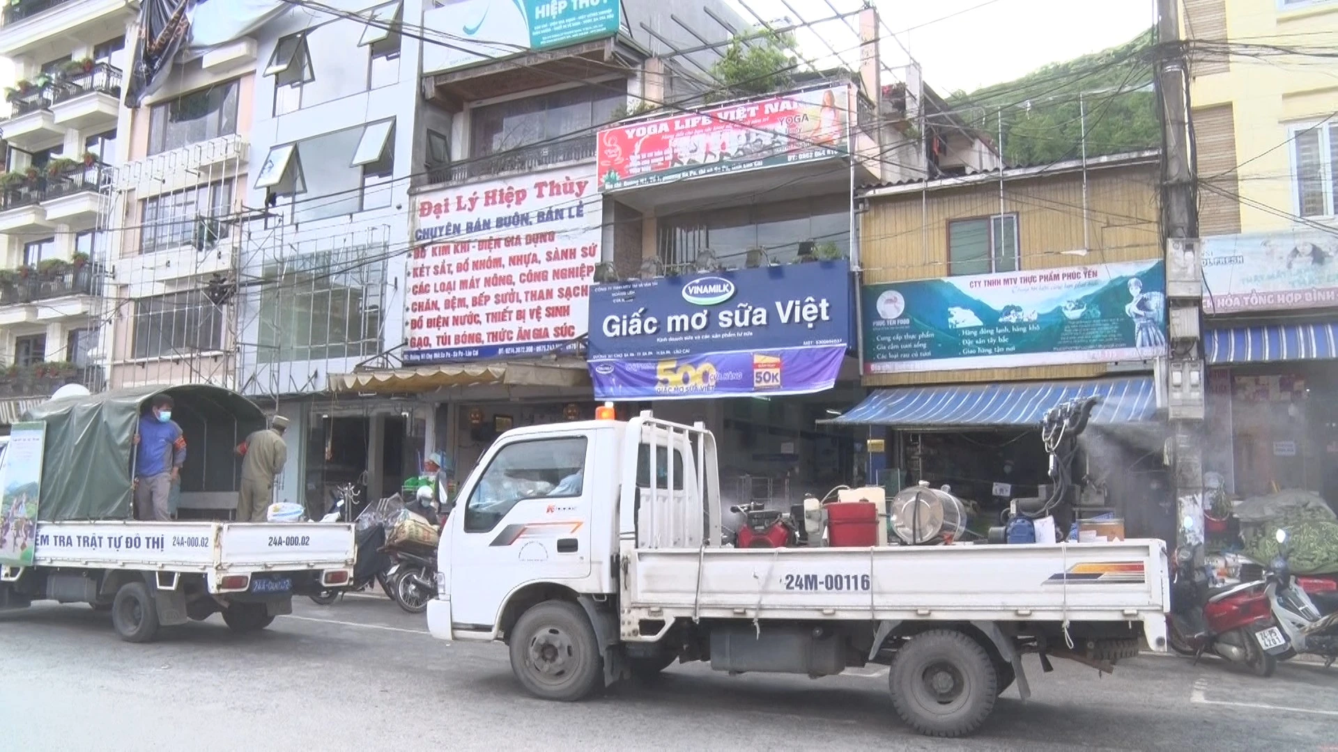 Phun hóa chất khử khuẩn trên địa bàn thị xã Sa Pa.