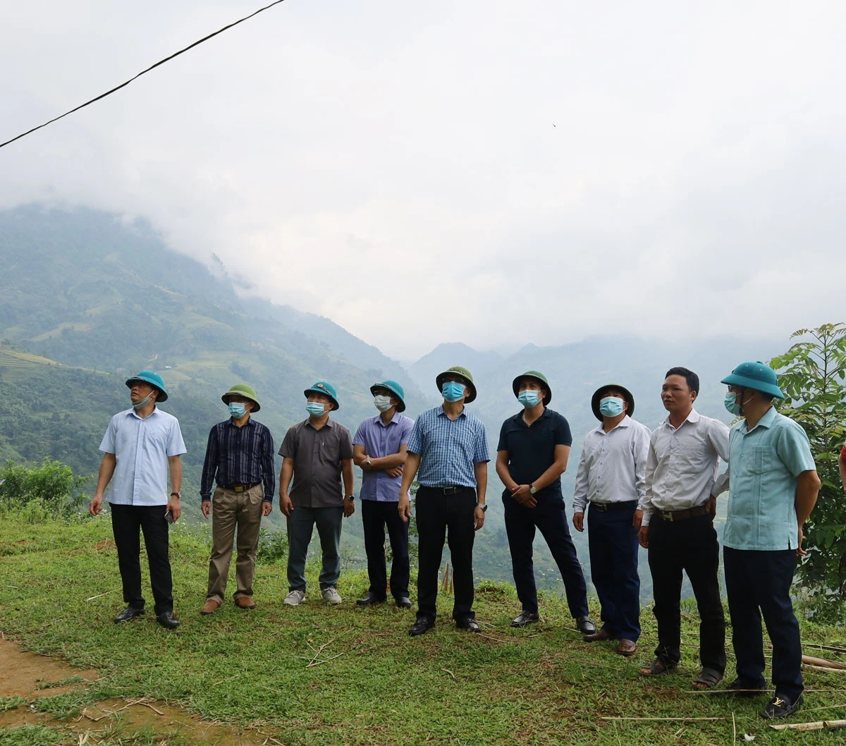 Phó Chủ tịch Thường trực UBND tỉnh Hoàng Quốc Khánh kiểm tra tiến độ sắp xếp dân cư nông thôn vùng thiên tai tại huyện Bát Xát ảnh 3