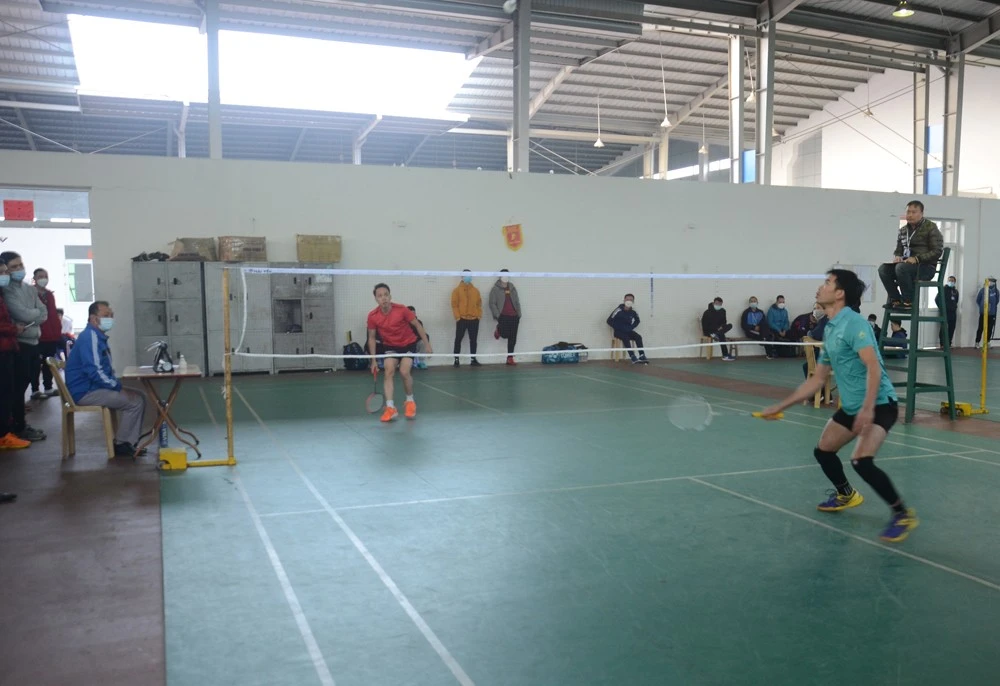 Trận đấu nội dung đơn nam đầu tiên sau lễ khai mạc giải. Sôi nổi trận đấu nội dung đơn nữ.