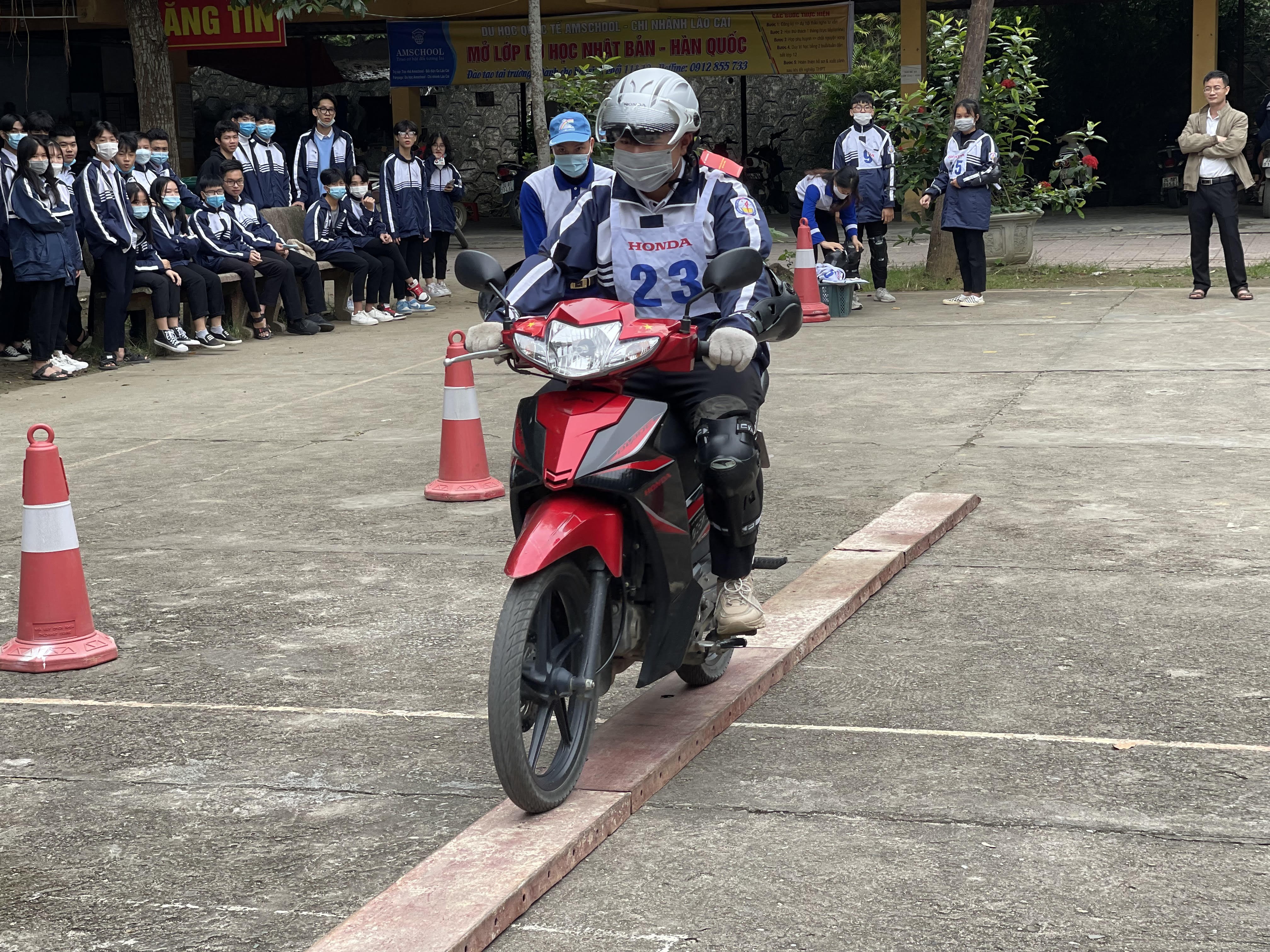 Tuyên truyền, giáo dục pháp luật về an toàn giao thông cho học sinh, sinh viên ảnh 3 Tuyên truyền, giáo dục pháp luật về an toàn giao thông cho học sinh, sinh viên ảnh 3