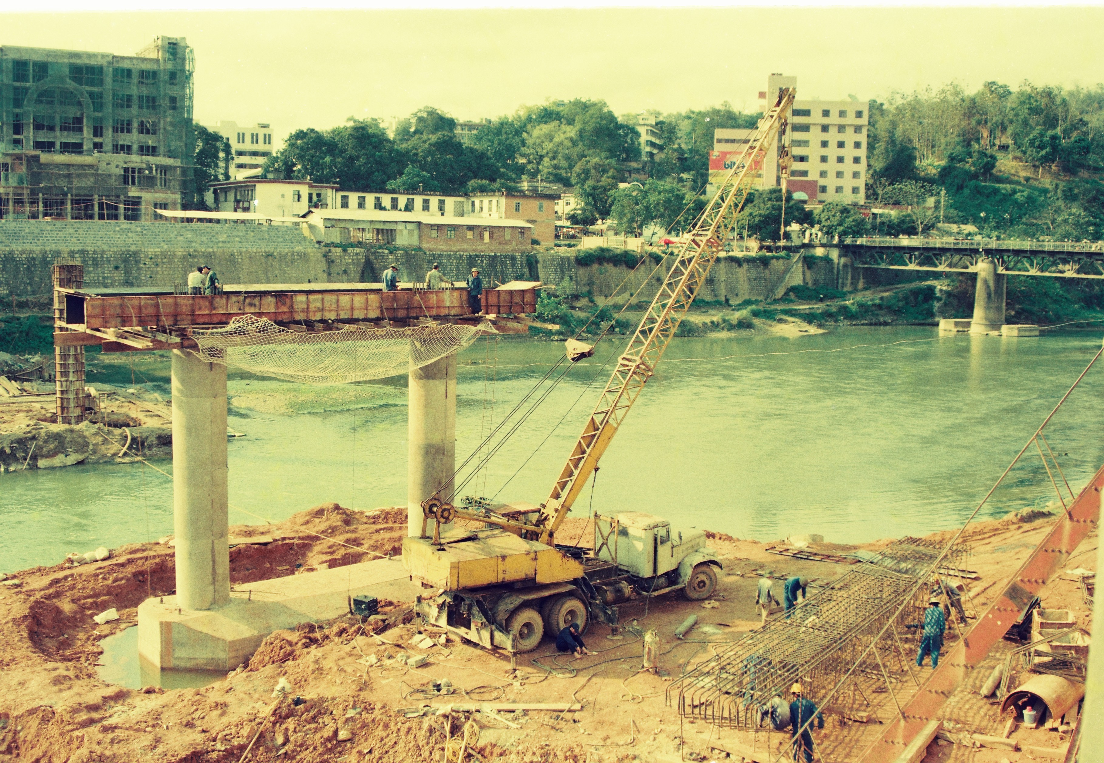 Lễ kỷ niệm 50 năm ngày giải phóng Lào Cai. Một dãy phố trên đường Hoàng Liên năm 2000. Thi công xây dựng cầu Hồ Kiều năm 2001. Đường Hoàng Liên năm 2001. Thi công Đại lộ Trần Hưng Đạo năm 2003.