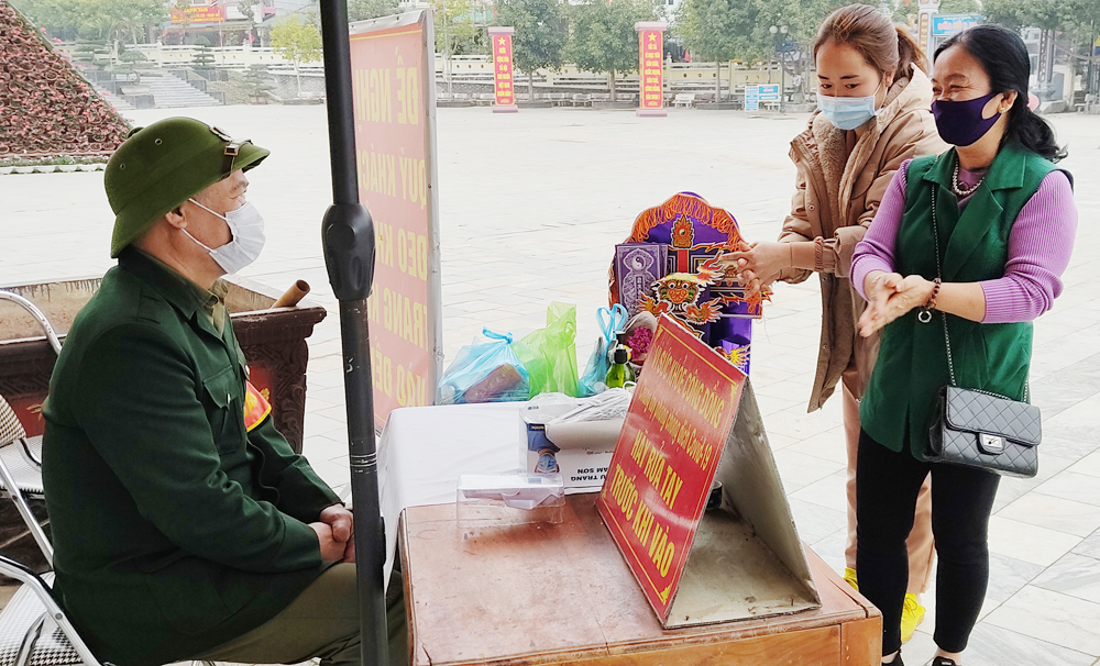 Du khách chấp hành nghiêm quy định về phòng, chống dịch.