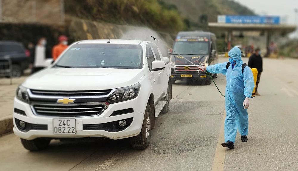 Phun tiêu độc khử trùng phương tiện và đo thân nhiệt cho người dân, du khách ở nút giao từ Cao tốc Nội Bài - Lào Cai vào huyện Bảo Yên và Đền Bảo Hà.