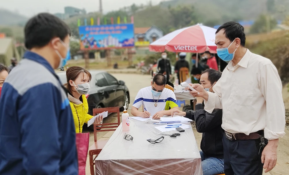 Phun tiêu độc khử trùng phương tiện và đo thân nhiệt cho người dân, du khách ở nút giao từ Cao tốc Nội Bài - Lào Cai vào huyện Bảo Yên và Đền Bảo Hà.