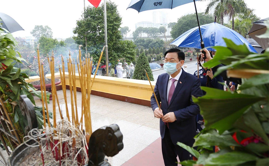 Lãnh đạo Đảng, Nhà nước viếng Chủ tịch Hồ Chí Minh và tưởng niệm các Anh hùng liệt sĩ ảnh 7 Lãnh đạo Đảng, Nhà nước viếng Chủ tịch Hồ Chí Minh và tưởng niệm các Anh hùng liệt sĩ ảnh 7