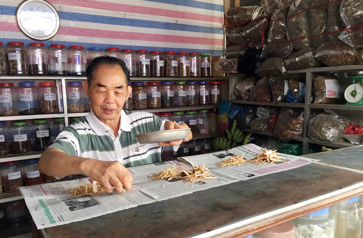 Sau những giờ bắt mạch kê đơn, ông lại tìm đến với những vần thơ. Sau những giờ bắt mạch kê đơn, ông lại tìm đến với những vần thơ.