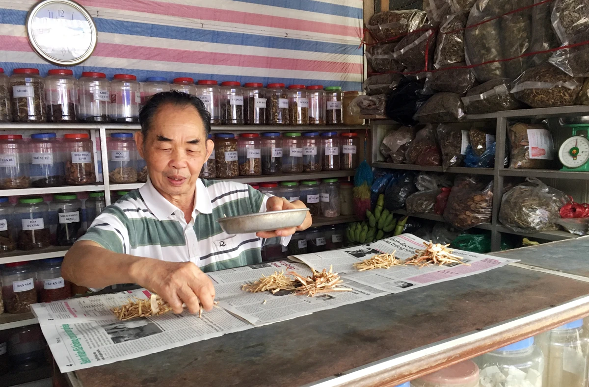 Sau những giờ bắt mạch kê đơn, ông lại tìm đến với những vần thơ.