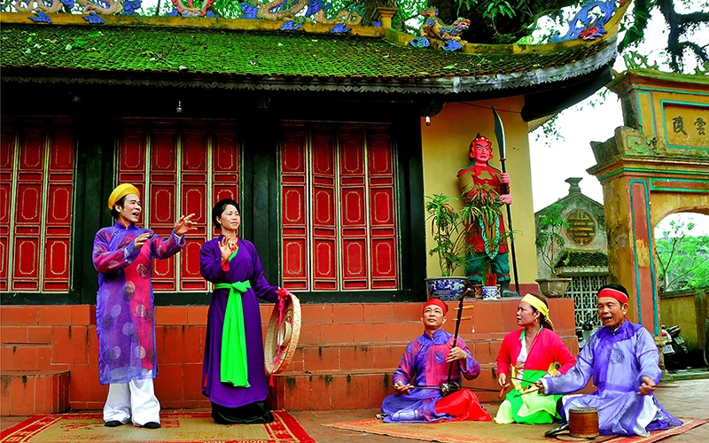 Một buổi biểu diễn của các diễn viên chiếng chèo Khuốc (Thái Bình).