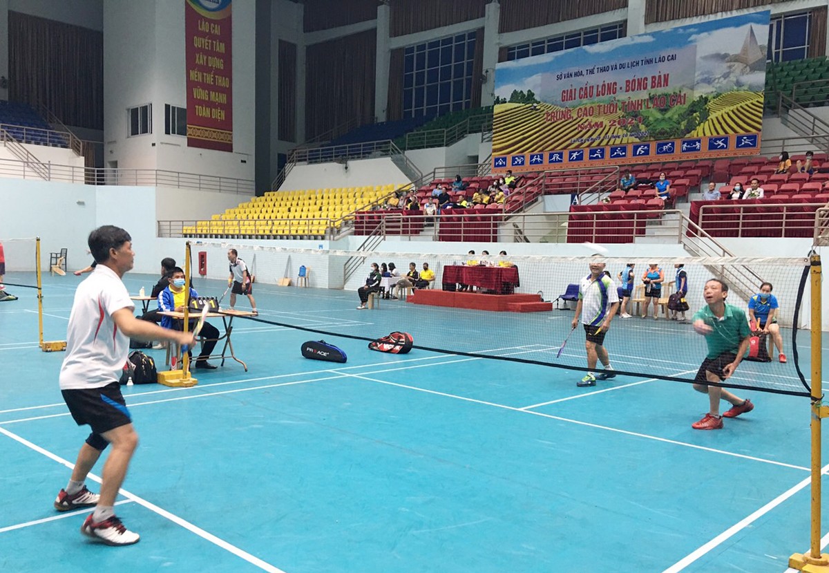 Trận cầu lông đầu tiên ở lứa tuổi 51-55 tuổi. Trận bóng bàn đơn nam lứa tuổi 51-57 tuổi.