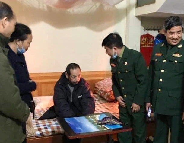 Tặng quà cựu chiến binh có hoàn cảnh khó khăn.