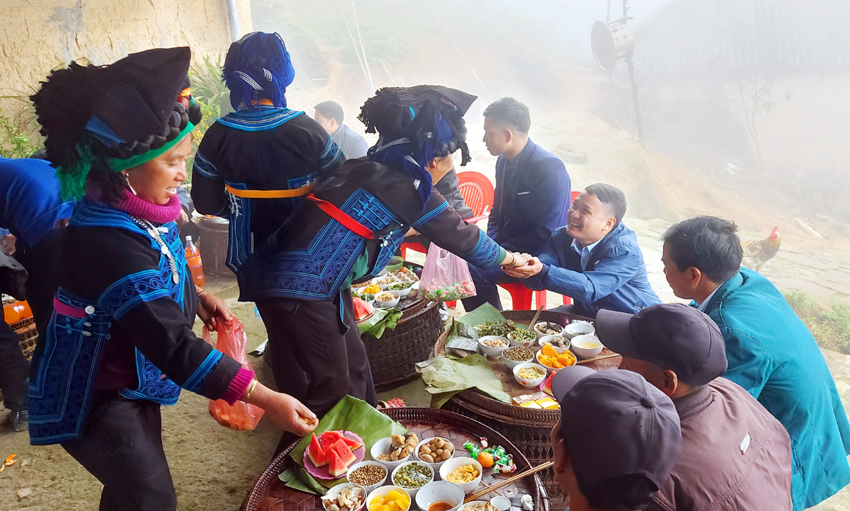 Ngày Tết tháng 2, mỗi gia đình sẽ mang mâm lễ vật kèm hoa tươi đến nhà trưởng bản để chuẩn bị tổ chức lễ cúng. Mỗi mâm lễ gồm có nhiều món ăn do bà con tự sản xuất: Thịt lợn, thịt gà, lạc, bí ngô, khoai sọ, bánh giày nhồi lòng lợn, hoa quả, bánh kẹo… Đặc biệt, có những quả trứng được nhuộm màu xanh, đỏ để làm quà. Tết tháng 2 của thôn Lao Chải, xã Trịnh Tường có hơn 20 hộ tham gia, khi lễ vật đã đầy đủ, hai thầy cúng làm lễ cúng chung. Thầy cúng lấy ở mỗi mâm một chút lễ vật bỏ vào mâm cỗ chung của thôn dâng lên các vị thần linh: Thần rừng, thần thổ địa… Rót rượu dâng thần linh là một nghi thức quan trọng trong lễ cúng Dư Dò Dò. Hai thầy cúng làm lễ trước bàn thờ chung cầu cho dân làng khỏe mạnh, cuộc sống ấm no. Đại diện các gia đình bái lạy thần linh. Mọi người cùng nhau liên hoan, chúc nhau những lời chúc tốt đẹp nhất trong năm mới. Tết Dư Dò Dò là ngày hội vui cũng là một trong số ít nghi lễ mà phụ nữ và trẻ em Hà Nhì được tham gia, liên hoan. Các mâm cơm của phụ nữ được đặt ở trong nhà trưởng bản. Những quả trứng màu được các gia đình tặng nhau, tặng cho trẻ em thể hiện sự quan tâm và tình cảm gắn bó. Phụ nữ Hà Nhì chia bánh kẹo cho các vị khách đến chung vui trong ngày Tết tháng 2.