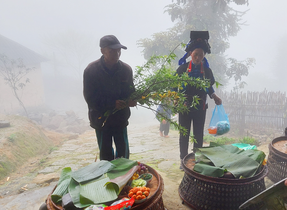 Ngày Tết tháng 2, mỗi gia đình sẽ mang mâm lễ vật kèm hoa tươi đến nhà trưởng bản để chuẩn bị tổ chức lễ cúng. Mỗi mâm lễ gồm có nhiều món ăn do bà con tự sản xuất: Thịt lợn, thịt gà, lạc, bí ngô, khoai sọ, bánh giày nhồi lòng lợn, hoa quả, bánh kẹo… Đặc biệt, có những quả trứng được nhuộm màu xanh, đỏ để làm quà. Tết tháng 2 của thôn Lao Chải, xã Trịnh Tường có hơn 20 hộ tham gia, khi lễ vật đã đầy đủ, hai thầy cúng làm lễ cúng chung. Thầy cúng lấy ở mỗi mâm một chút lễ vật bỏ vào mâm cỗ chung của thôn dâng lên các vị thần linh: Thần rừng, thần thổ địa… Rót rượu dâng thần linh là một nghi thức quan trọng trong lễ cúng Dư Dò Dò. Hai thầy cúng làm lễ trước bàn thờ chung cầu cho dân làng khỏe mạnh, cuộc sống ấm no. Đại diện các gia đình bái lạy thần linh. Mọi người cùng nhau liên hoan, chúc nhau những lời chúc tốt đẹp nhất trong năm mới. Tết Dư Dò Dò là ngày hội vui cũng là một trong số ít nghi lễ mà phụ nữ và trẻ em Hà Nhì được tham gia, liên hoan. Các mâm cơm của phụ nữ được đặt ở trong nhà trưởng bản. Những quả trứng màu được các gia đình tặng nhau, tặng cho trẻ em thể hiện sự quan tâm và tình cảm gắn bó. Phụ nữ Hà Nhì chia bánh kẹo cho các vị khách đến chung vui trong ngày Tết tháng 2.